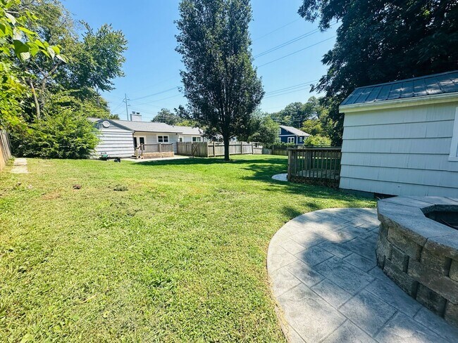 Building Photo - Urban setting w/ incredible fenced in back yard. 3 bed/2bath + detached office building