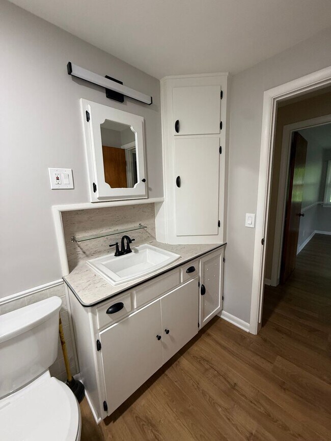 Building Photo - Fully Remodeled 3 bedroom House