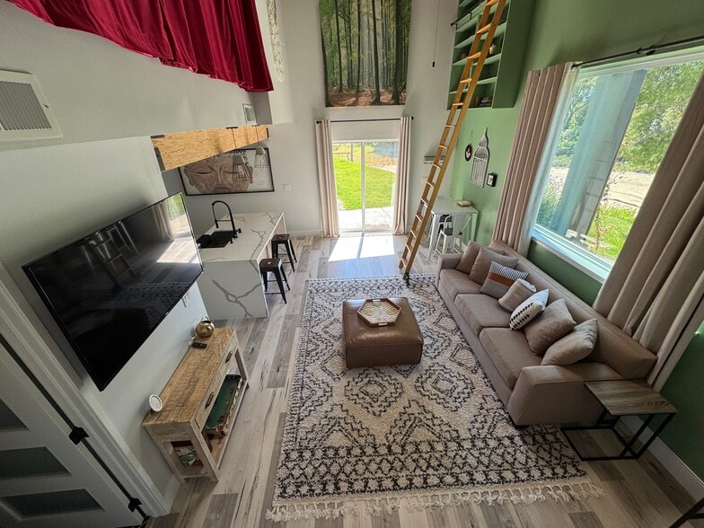 Building Photo - 22120 Rolling Ridge Dr