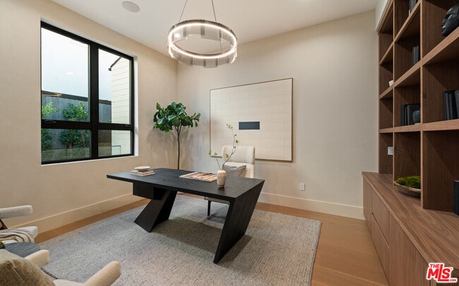 Building Photo - 565 Toyopa Dr