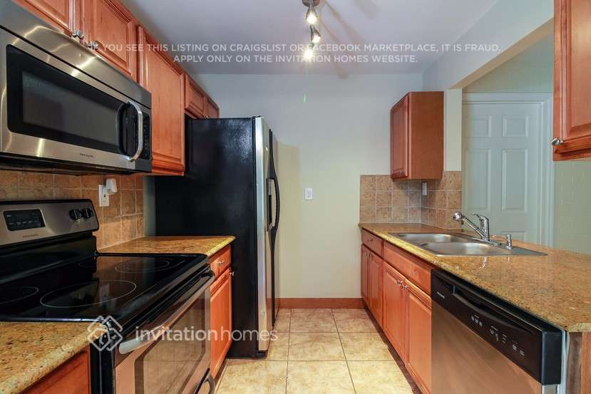 Building Photo - 7711 SW 6th Ct