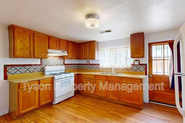Building Photo - 1630 Griegos Rd NW