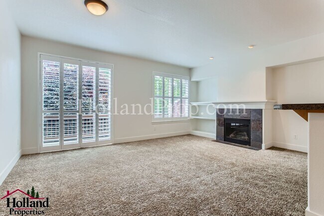 Building Photo - Wonderful 3 Bed 3 Bath Townhouse in  Hillsboro!