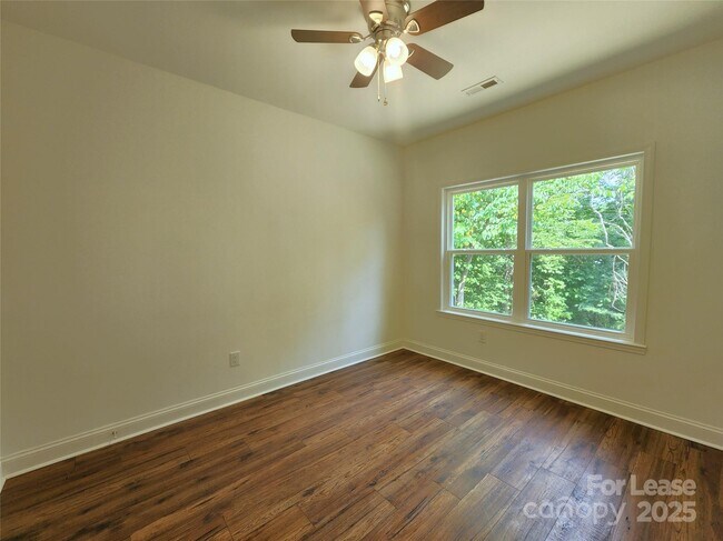 Building Photo - 869 Kathryn Dr SE