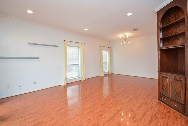 Building Photo - 7447 Cambridge St