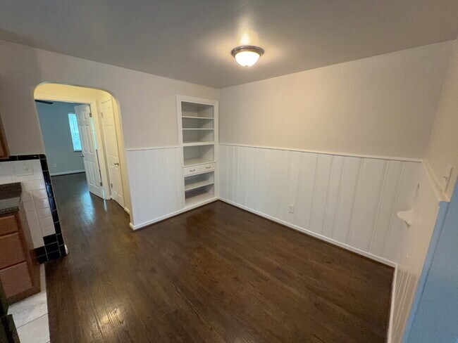 Building Photo - 3089 Glenmore Ave