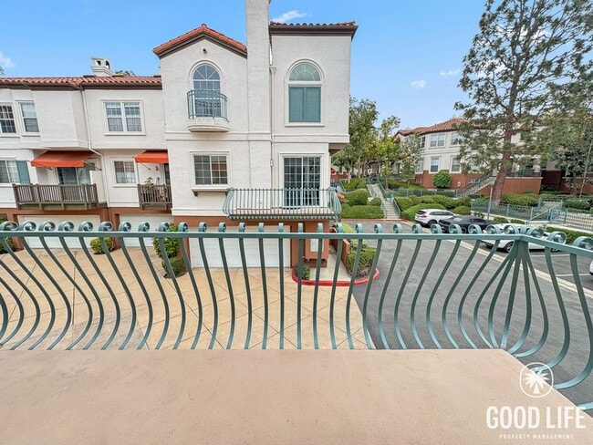 Building Photo - Bright 2Bd/2.5Ba End Unit w/Water/Sewer/Trash Included In Prestigious Tustin Community!