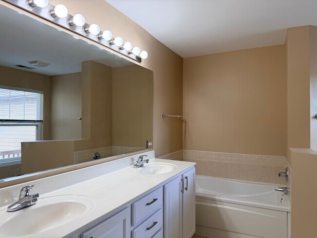 Building Photo - 1873 Crenshaw Cir