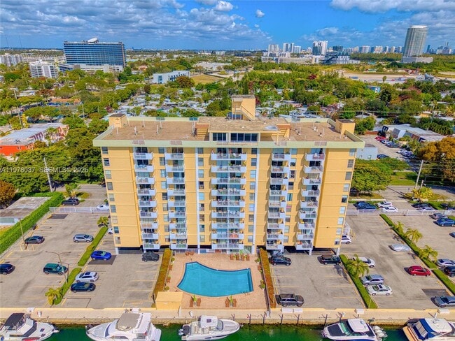 Building Photo - 2000 NE 135th St