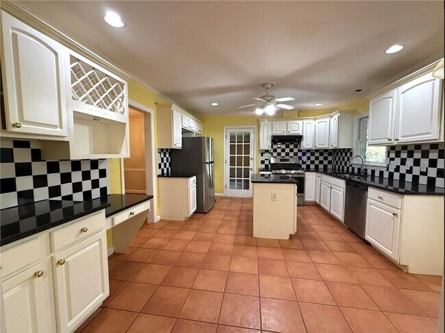 Building Photo - 410 Montevallo Dr NE