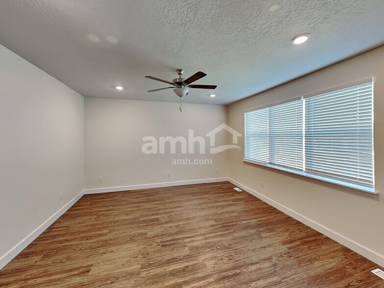 Building Photo - 2422 E Tumbleweed Rd