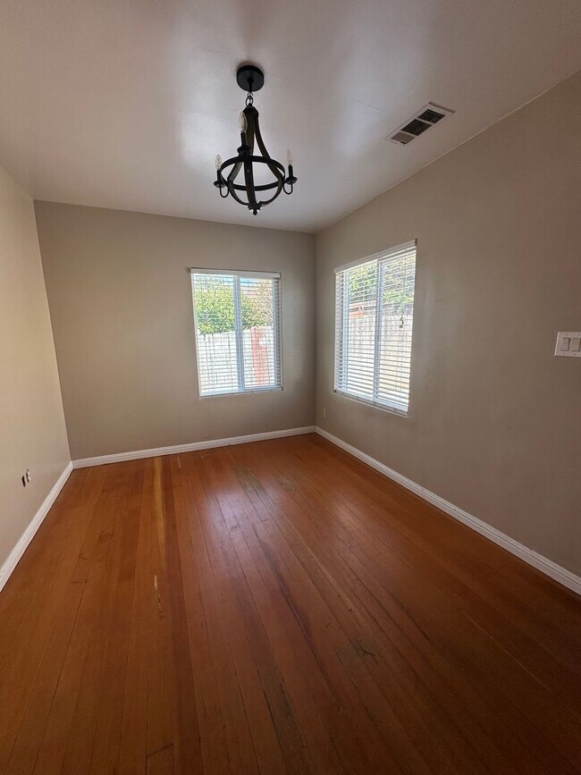 Building Photo - Beautifully updated 3br/2ba Home with Time...