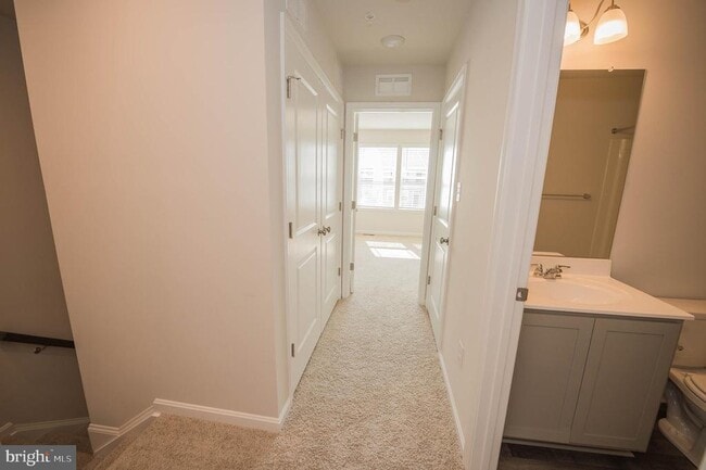 Building Photo - 417 Creekbed Cir