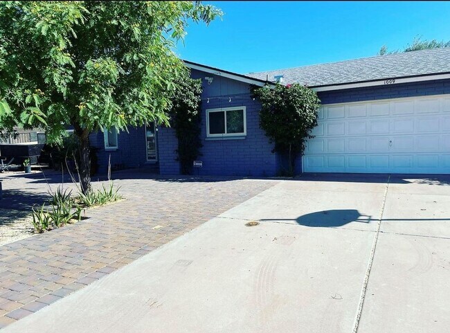 Building Photo - Charming Updated 3 Bed/2 Bath in Great Tem...