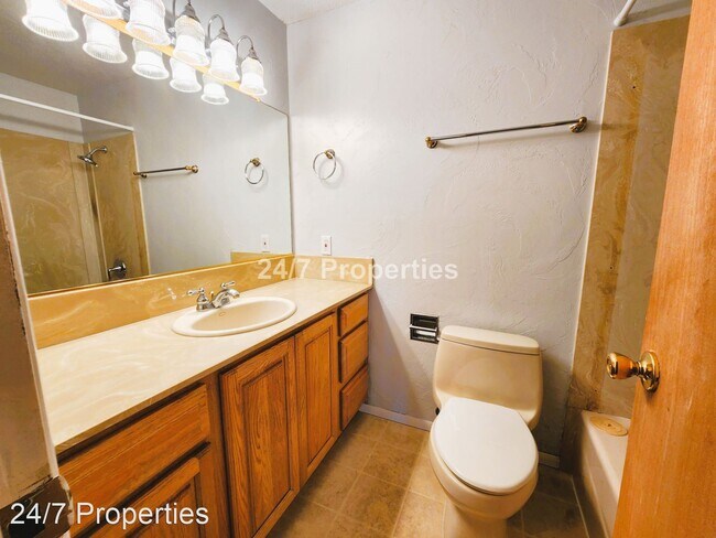 Building Photo - 3 br, 2 bath House - 3029 SE Swain Ave