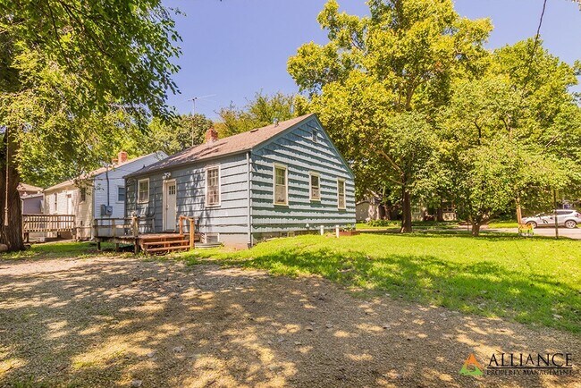 Building Photo - 901 Ratone St