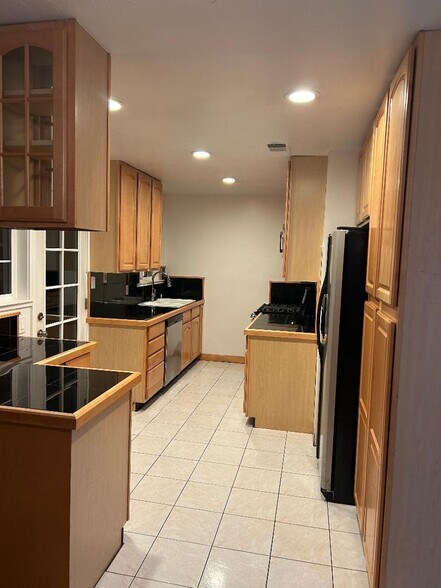 Kitchen With built-in-Micowave - 55 Park Cir