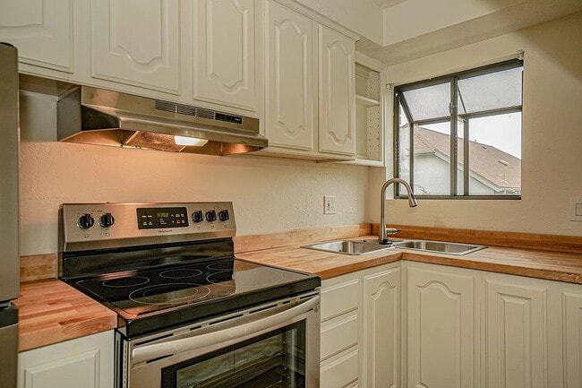 Building Photo - Two bedroom Townhouse near Ashland Community Hospital