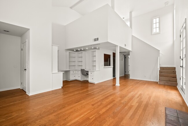 Building Photo - 1123 Flores St