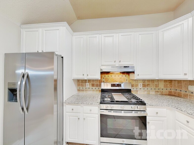 Building Photo - 190 Longwood Dr