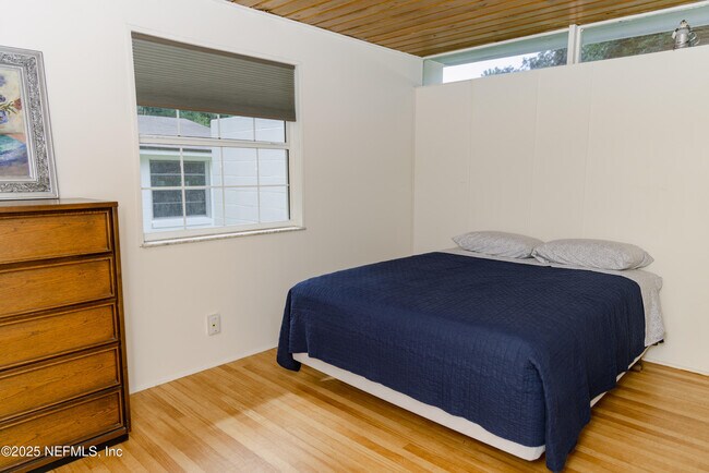 Building Photo - 1345 Orange Cir S