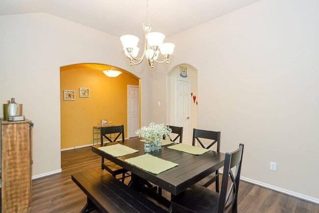 Building Photo - May Pine Court, Rosharon, TX 77583 - 4 BR 2 BA single-family home