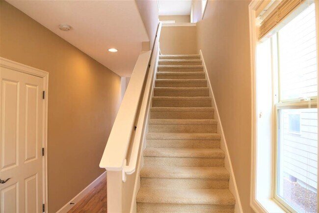 Building Photo - Nice 4bed/2.5 Bath Home, Gas Range
