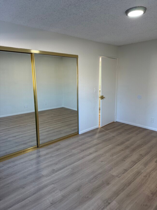 Building Photo - 11640 Menlo Ave