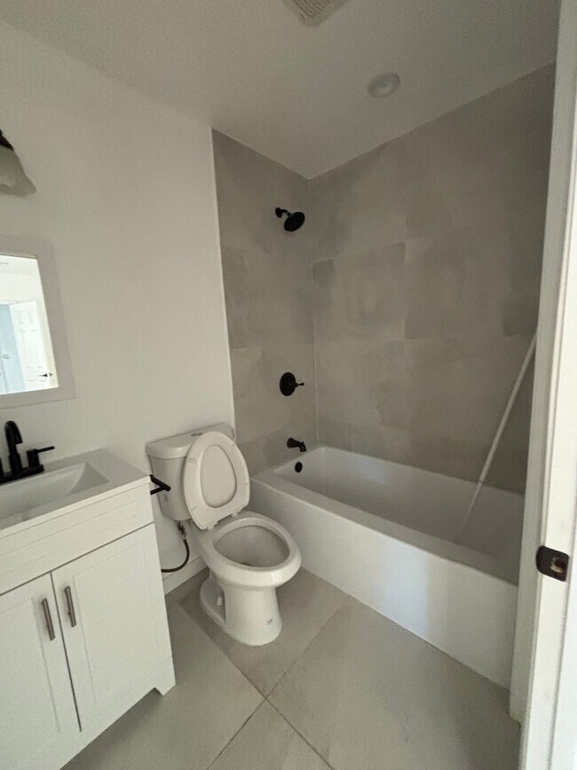 Building Photo - 3B2B House in Toluca Lake/NoHo