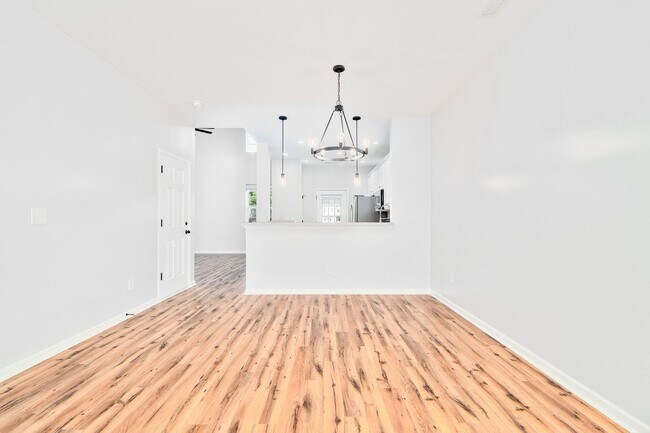 Building Photo - Modern Comfort Meets Nature!