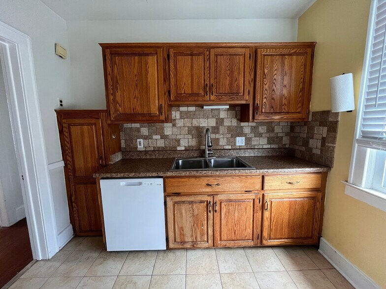 Building Photo - 1333 Beaconsfield Ave