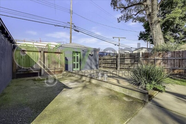 Building Photo - 1119 Lochbrae Rd