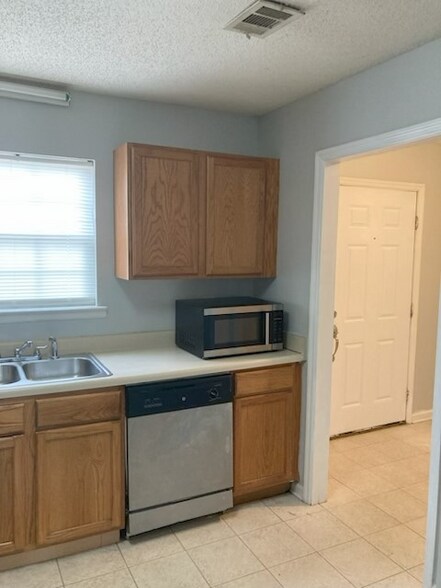 Building Photo - 6585 Carriage Ct