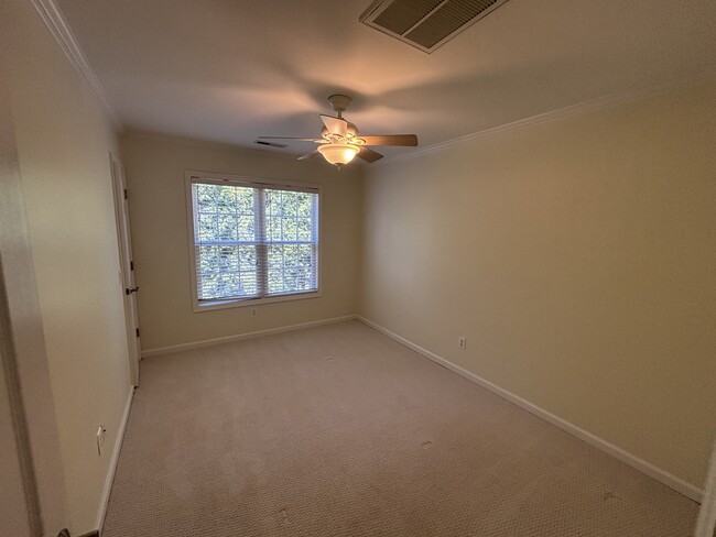 Building Photo - 105 Lake View Dr E