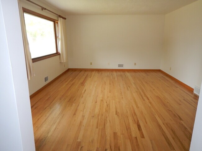 Building Photo - 2214 Anna Ave