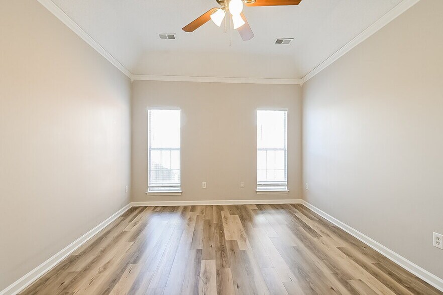Building Photo - 703 Timber Creek S