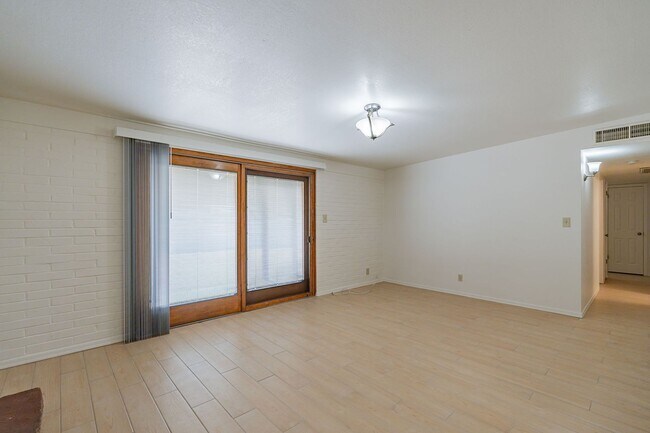 Building Photo - 3 bed/2bath home with large backyard.