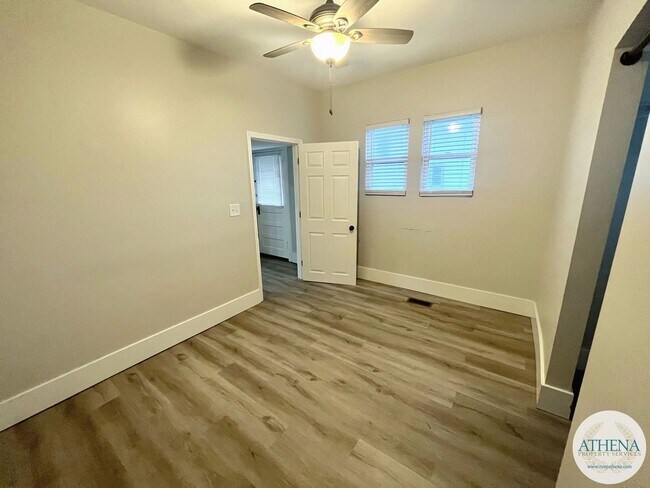 Building Photo - 5 Bedroom / 2 Bath House - NEAR SEMO's CAMPUS