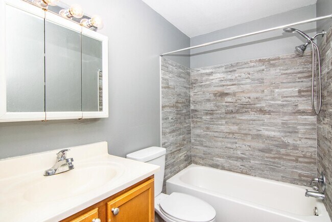 Building Photo - 214 Lake Parsons Grn