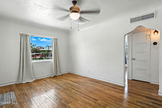 Building Photo - 1313 Ange St