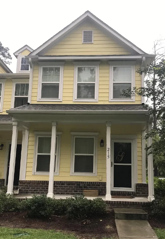 Building Photo - Modern End-Unit Townhome in Branch Creek –...