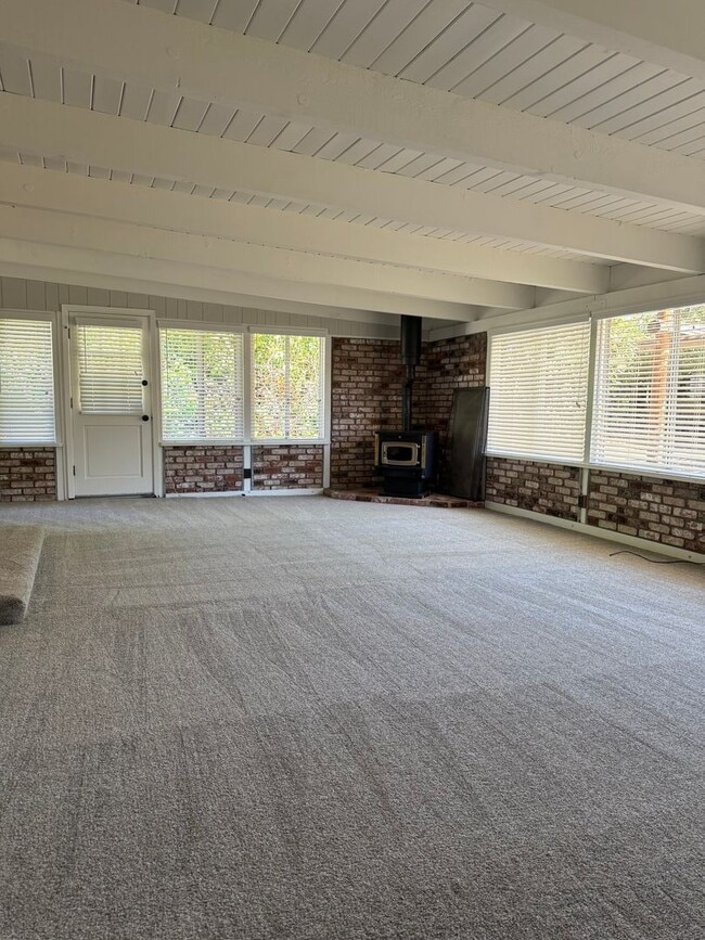 Building Photo - Spacious Waverly Park Home