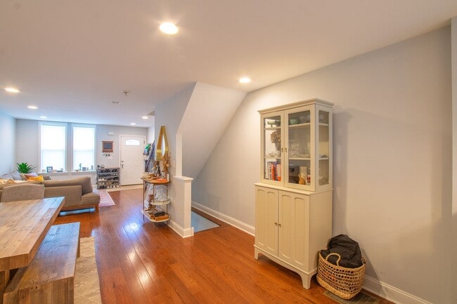 Building Photo - Beautiful Point Breeze Townhome