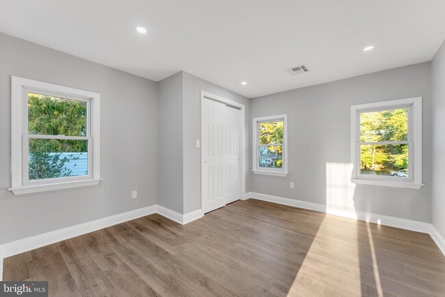 Building Photo - 15 N Main St