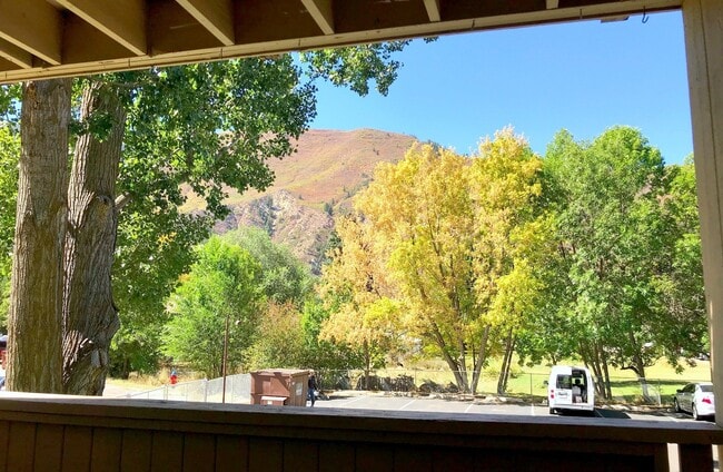 Building Photo - Spacious 2-Bedroom Condo with Mountain Vie...