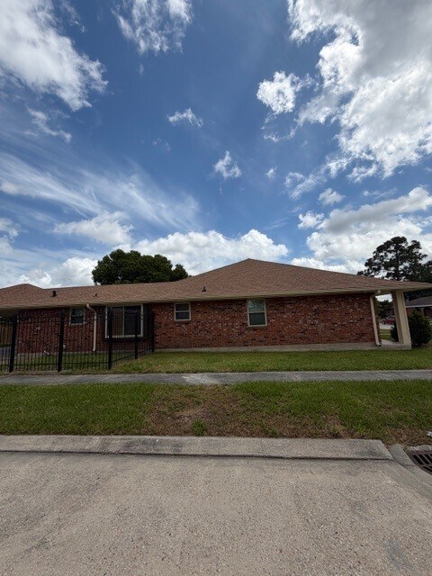 Building Photo - 7831 Allison Rd
