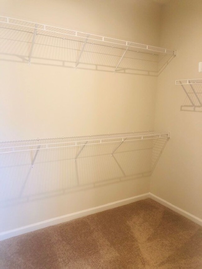 Building Photo - Like New - Single Story Living - 3 Bedroom...