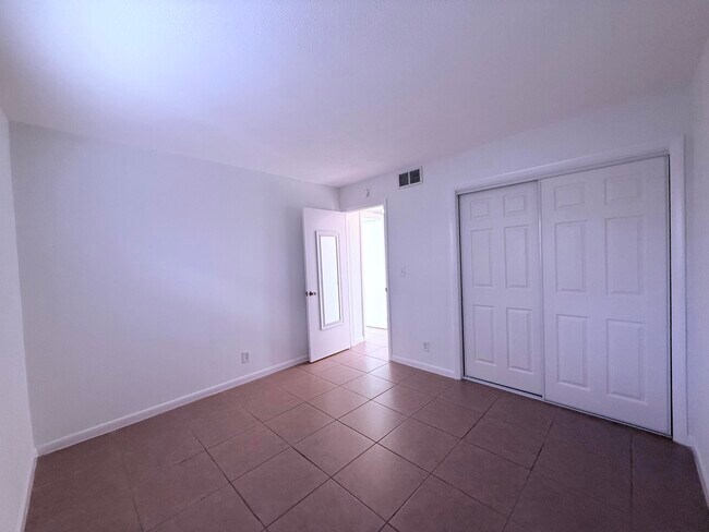 Building Photo - 402 Lake Shore Dr