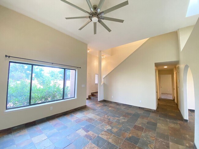 Building Photo - Spacious Home in Vista Primera