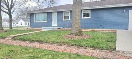 Building Photo - Small town Macon!